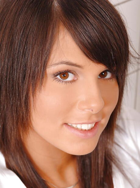 Shapely hungarian dark hair young Melanie Memphis likes foot fetish in shower